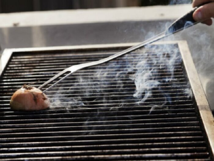 Truco casero para limpiar el asador de hierro fundido