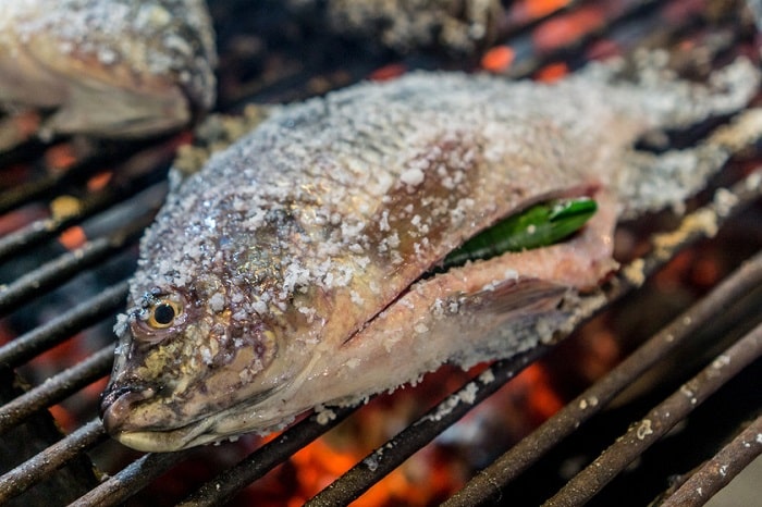 Cómo se prepara el pescado en una barbacoa