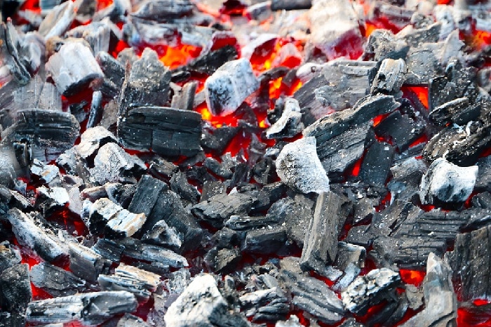 Cuanto Carbón se necesita para preparar la receta Costillas al estilo campestre con camote asado y chow-chow