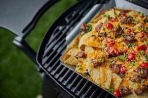 Receta Nachos con queso acompañados de falda de res y frijoles negros