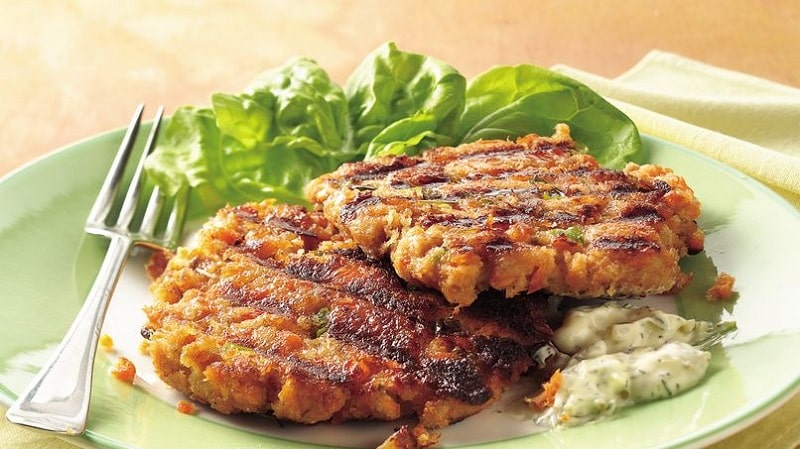 Hamburguesas de salmón con salsa de hierbas y cítricos