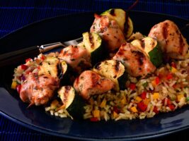 Receta Brochetas de pollo al orégano y limón amarillo sobre arroz confeti