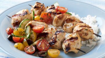 Receta Brochetas de pollo con harissa y ensalada de tomate y pepino