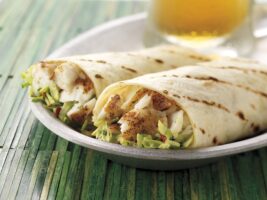 Receta Burritos de pescado al estilo Baja California con ensalada de col aderezada con limón y chipotle