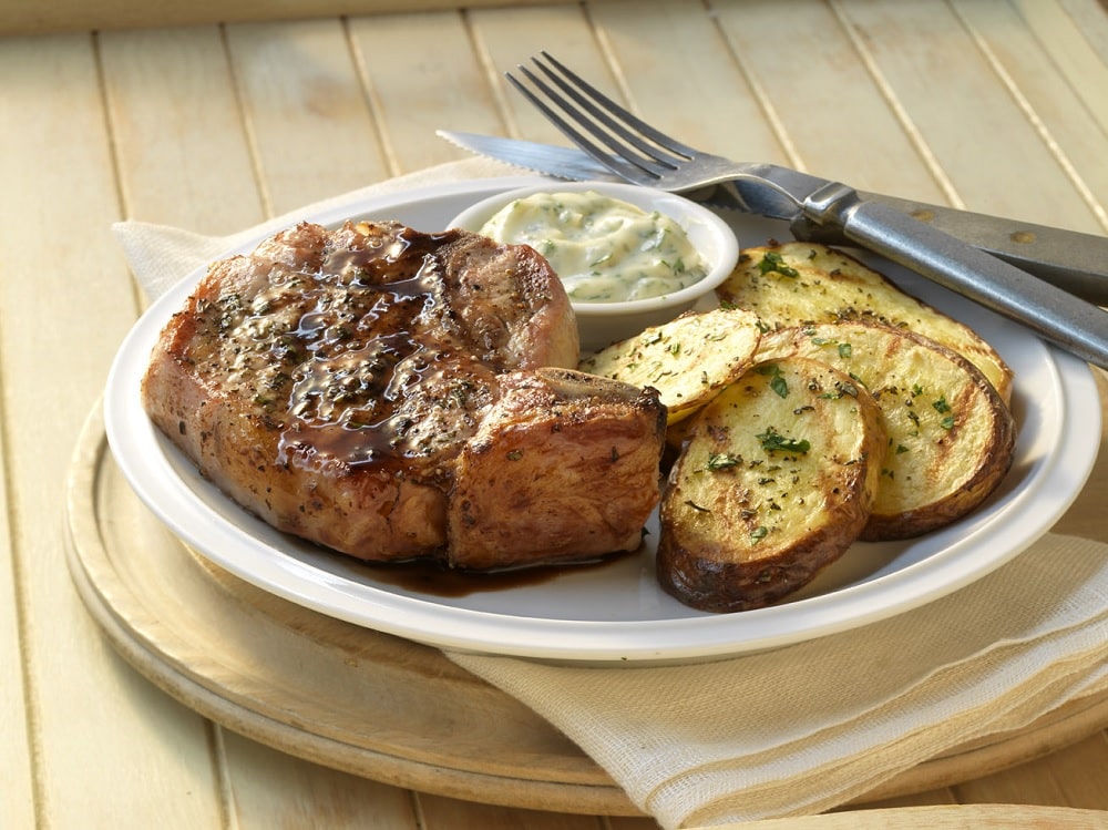 Receta Chuletas de cerdo en salmuera con glaseado balsámico y papas fritas a la parrilla