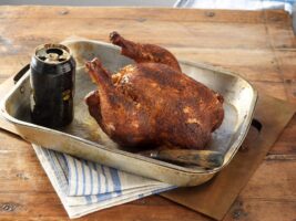 Receta Pollo a la cerveza ahumado con madera de roble