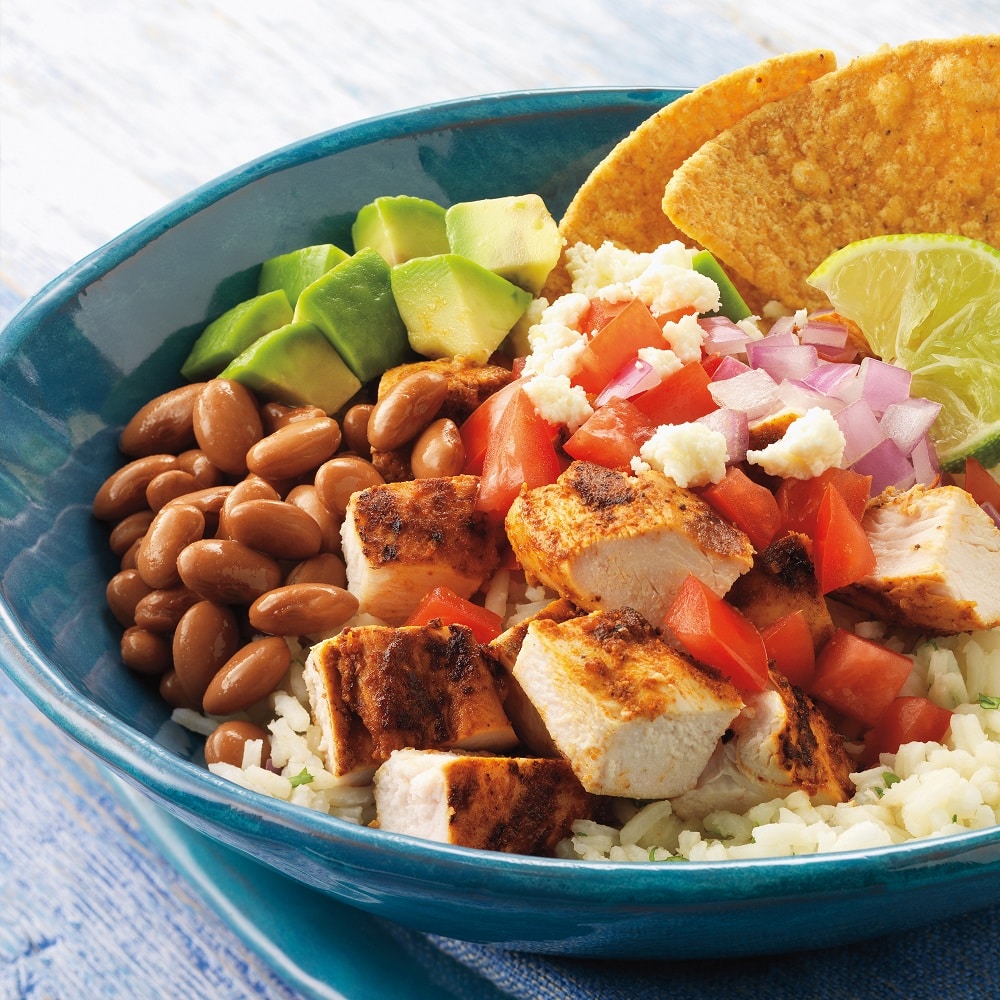 Receta Tazón mexicano de pollo con arroz frijoles y queso fresco