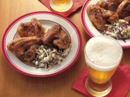 Receta Alitas de pollo al estilo de Buffalo con crema de queso azul y ensalada de col y manzana